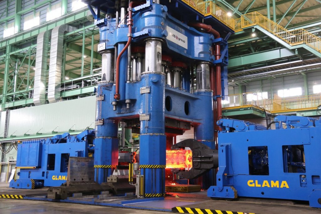 Hitachi Metals nimmt Freiformschmiedepresse ab UMFORMTECHNIK Massiv