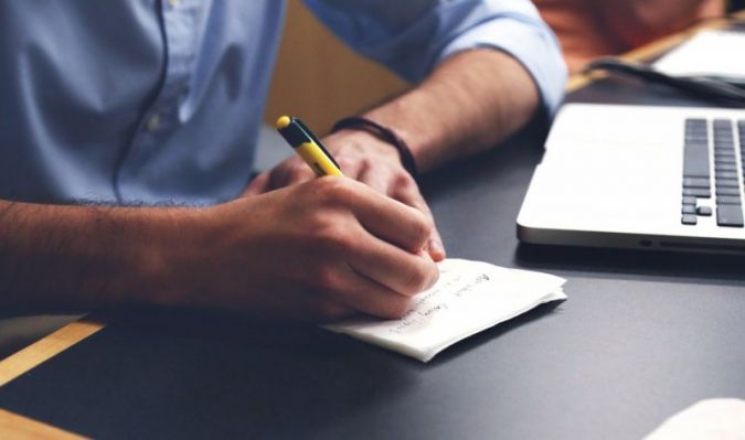 Handschrift-Laptop-Buero.jpg