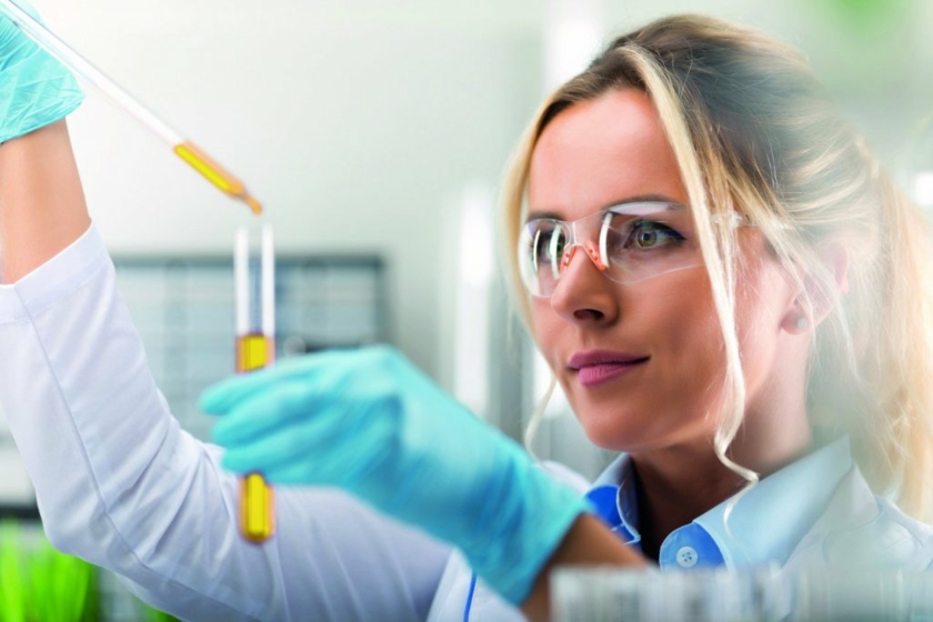 Chemielaborantin-Copyright-Adobe-Stock---Scanrail.jpg