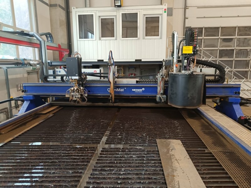 Bearbeitungszentrum-OmniMat-Copyright-Messer-Cutting-Systems.jpg