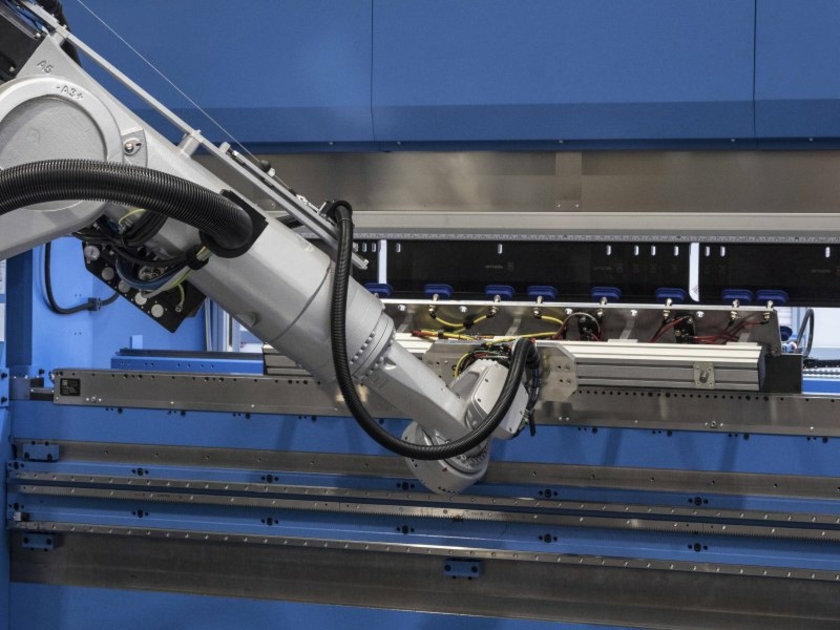 Combi-Genius-mit-dem-Loading-and-Stacking-Robot-LSR-Copyright-Prima-Power.jpg
