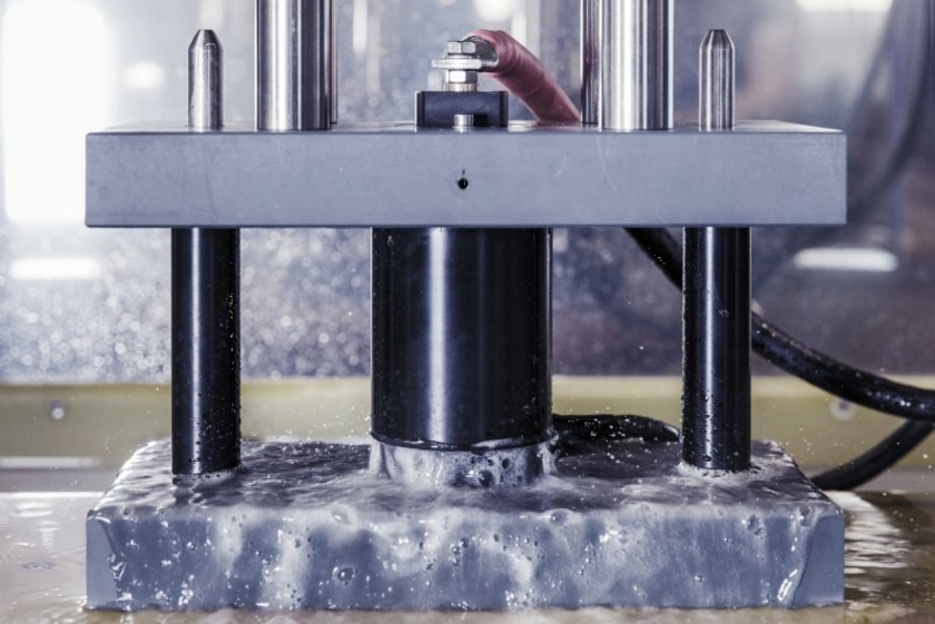 Im-ECM-Prozess-lassen-sich-Kanten-effizient-und-praezise-entgraten-und-verrunden---blicherweise-werden-die-bearbeiteten-Teile-anschliessend-gereini...