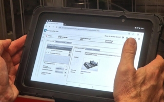 Mit-dem-Tablet-alles-im--berblick-Copyright-iT-Engineering.jpg