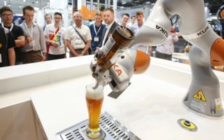Roboter-serviert-Bier.jpg