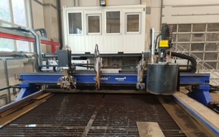 Bearbeitungszentrum-OmniMat-Copyright-Messer-Cutting-Systems.jpg