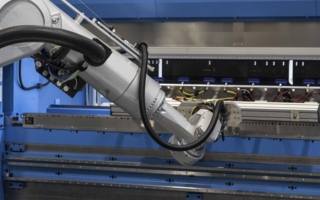 Combi-Genius-mit-dem-Loading-and-Stacking-Robot-LSR-Copyright-Prima-Power.jpg