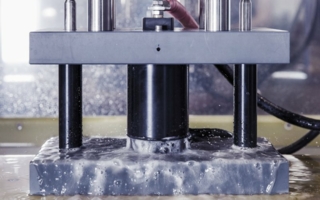 Im-ECM-Prozess-lassen-sich-Kanten-effizient-und-praezise-entgraten-und-verrunden---blicherweise-werden-die-bearbeiteten-Teile-anschliessend-gereini...