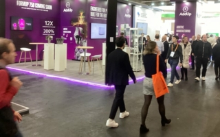 Messebesucher-vor-Addup-Stand-Copyright-Meisenbach.jpeg