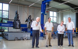 Einweihung-des-Zinser-Schulungszentrums-mit-Blauem-Band-Copyright-Zinser.jpg