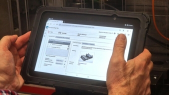 Mit-dem-Tablet-alles-im--berblick-Copyright-iT-Engineering.jpg