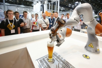 Roboter-serviert-Bier.jpg