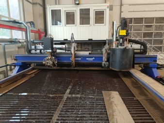 Bearbeitungszentrum-OmniMat-Copyright-Messer-Cutting-Systems.jpg