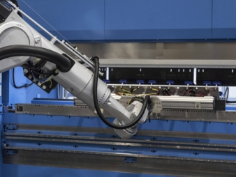 Combi-Genius-mit-dem-Loading-and-Stacking-Robot-LSR-Copyright-Prima-Power.jpg