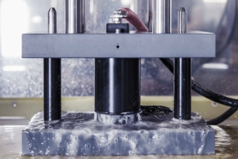 Im-ECM-Prozess-lassen-sich-Kanten-effizient-und-praezise-entgraten-und-verrunden---blicherweise-werden-die-bearbeiteten-Teile-anschliessend-gereini...