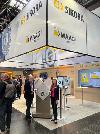 Sikora-Messestand-auf-der-wire-2026-Copyright-Meisenbach.jpg