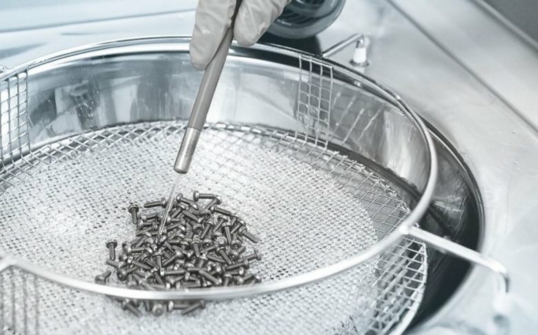  Arnold Umformtechnik: Partikelarme Verbindungselemente