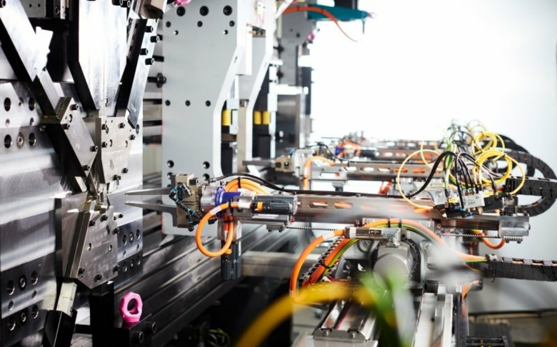 Parallel fertigen, Neues beim Richten und Bediener mit KI unterstützen