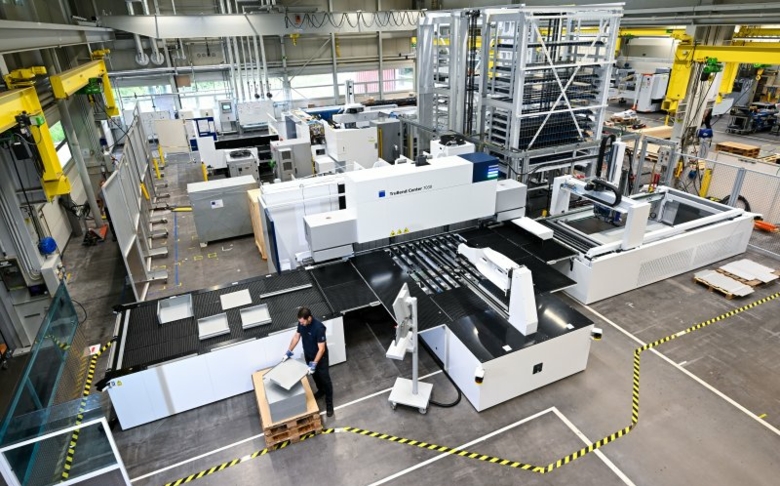 Trumpf zeigt verkettetes Laser-Schneid-Stanz-Biege-Fertigungssystem
